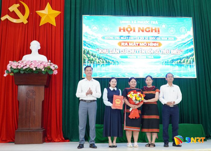 Lãnh đạo xã Phước Trà trao quyết định công nhận mô hình "Khu dân cư chuyển đổi số tiêu biểu" tại thôn Sông Trà. Ảnh: N.ĐOAN
