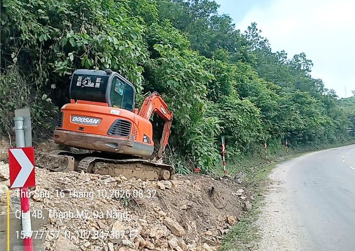 Đơn vị quản lý quốc lộ 14B chụp hình ghi nhận tình trạng xâm phạm hành lang an toàn qua địa phận xã Thạnh Mỹ. Ảnh: Đơn vị quản lý.