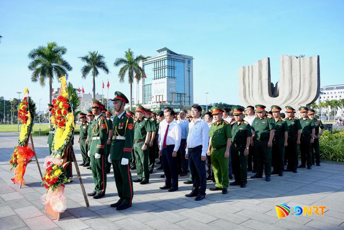 Các đại biểu dự lễ dâng hoa, dâng hương tưởng niệm các anh hùng liệt sĩ. Ảnh: T.CÔNG