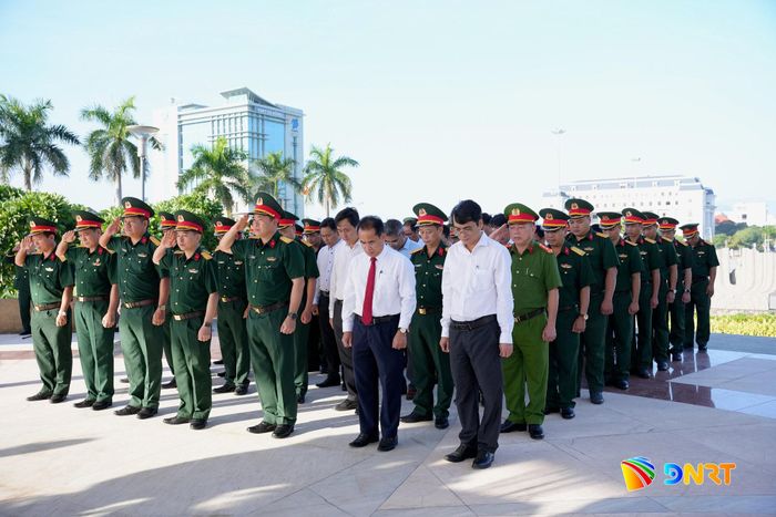 Các đại biểu dành một phút mặc niệm tưởng nhớ các anh hùng liệt sĩ đã anh dũng chiến đấu, hy sinh vì độc lập, tự do của Tổ quốc. Ảnh: T.CÔNG