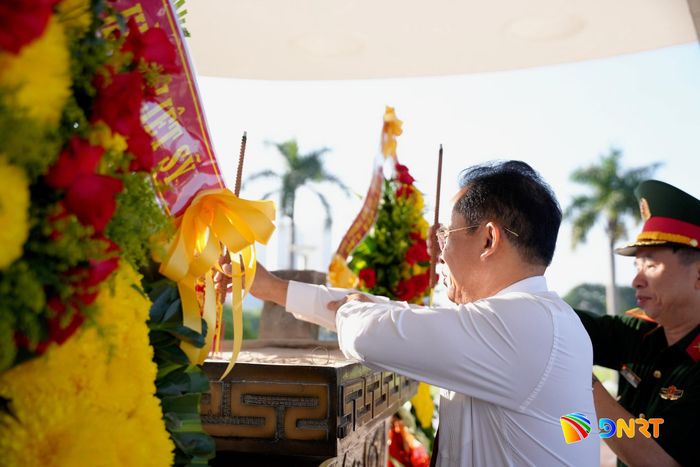 Phó Chủ tịch UBND thành phố Trần Anh Tuấn cùng các đại biểu dâng hương. Ảnh: T.CÔNG
