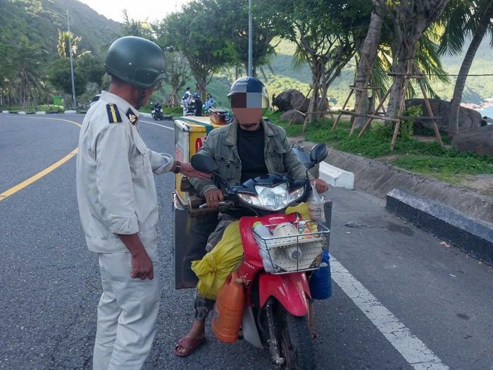 Ra quân kiểm tra, xử lý tình trạng bán hàng rong lấn chiếm lòng lề đường trên bán đảo Sơn Trà. Ảnh: ĐVCC