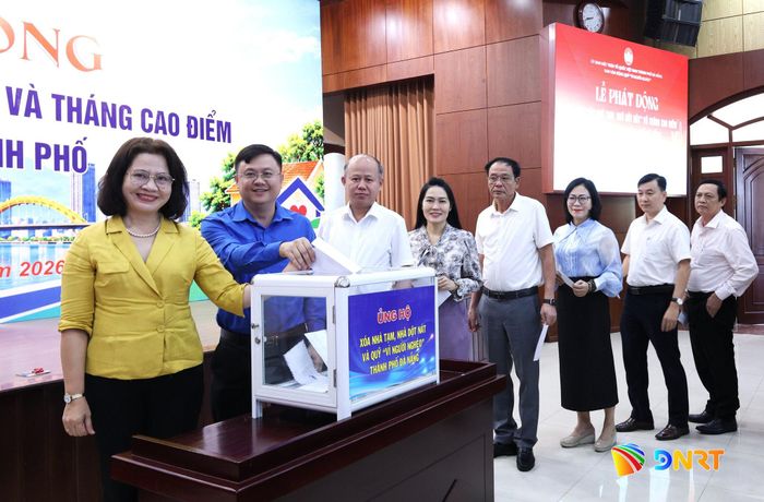 Các đại biểu ủng hộ chương trình “Xóa nhà tạm, nhà dột nát” và Tháng cao điểm “Vì người nghèo” 2026 tại lễ phát động. Ảnh: NGỌC HÀ