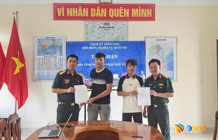Thanh niên Cao Hồng Phú (thứ hai bên trái) viết đơn tình nguyện nhập ngũ. Ảnh: ĐÔNG YÊN