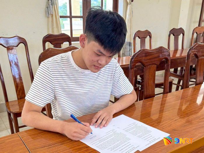 Đến nay, xã Nông Sơn có 24 thanh niên viết đơn tình nguyện tham gia nghĩa vụ quân sự, nghĩa vụ Công an nhân dân. Trong ảnh: Thanh niên Phạm Hoàng Hữu Trí viết đơn tình nguyện nhập ngũ. Ảnh: ĐÔNG YÊN