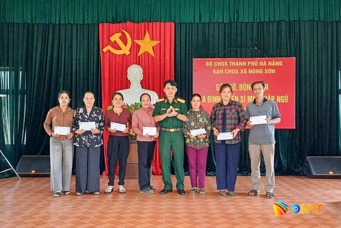 Ban Chỉ huy Quân sự xã Nông Sơn gặp gỡ, động viên gia đình chiến sĩ mới nhập ngũ năm 2026. Ảnh: ĐÔNG YÊN