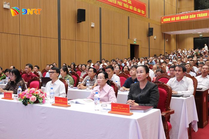 Phó Chủ tịch UBND thành phố Nguyễn Thị Anh Thi (hàng đầu, bìa phải) tham dự buổi tập huấn. Ảnh: KHÁNH NGÂN