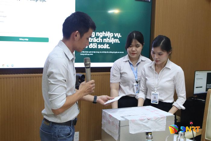Kiểm tra công khai thùng niêm yết hồ sơ. Ảnh: TRỌNG HUY