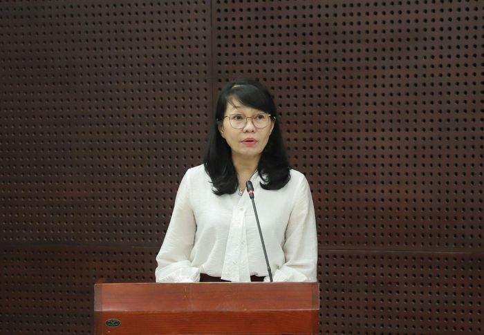 Giám đốc Sở Tài chính Trần Thị Thanh Tâm báo cáo tình hình kinh tế - xã hội quý III và 9 tháng đầu năm 2026. Ảnh: NGỌC PHÚ