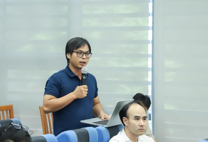 Phóng viên đặt câu hỏi tại buổi họp báo. Ảnh: NGỌC PHÚ