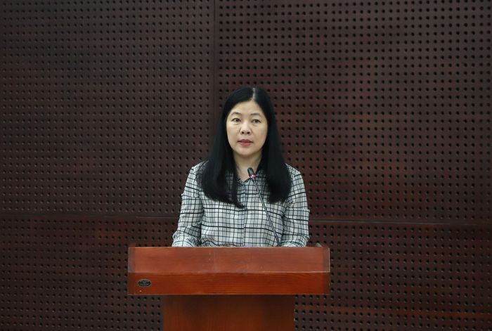 Giám đốc Sở Giáo dục và Đào tạo thành phố Lê Thị Bích Thuận trả lời các vấn đề liên quan lĩnh vực giáo dục - đào tạo. Ảnh: NGỌC PHÚ