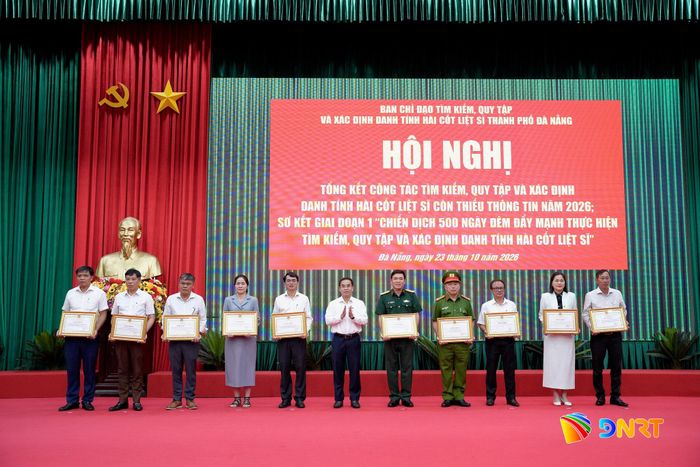 Phó Chủ tịch UBND thành phố Trần Anh Tuấn (đứng giữa) tặng bằng khen của UBND tỉnh cho các tập thể. Ảnh: T.CÔNG