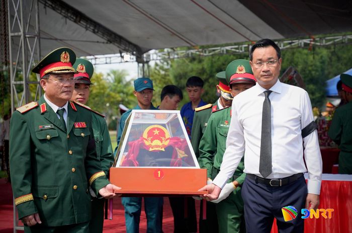Bí thư Thành ủy Lê Ngọc Quang (bên phải) cùng lãnh đạo Quân khu 5 dự lễ truy điệu và an táng hài cốt liệt sĩ của phường Hội An Đông ngày 13/10 vừa qua. Ảnh: T.CÔNG