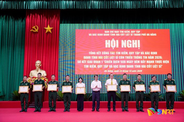 Trao bằng khen cho các cá nhân có nhiều đóng góp trong công tác tìm kiếm, quy tập và xác định danh tính hài cốt liệt sĩ. Ảnh: T.CÔNG