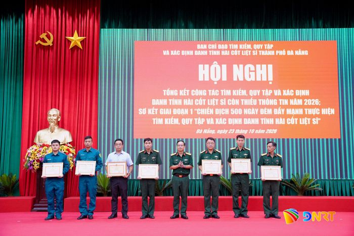 Bộ Chỉ huy Quân sự thành phố tặng giấy khen cho nhiều cá nhân. Ảnh: T.CÔNG
