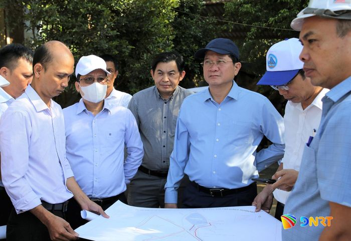 Phó Chủ tịch Thường trực HĐND thành phố Trần Phước Sơn (thứ 3 từ phải sang) kiểm tra công tác quản lý chất thải rắn tại Khu xử lý rác thải Tam Xuân 2 (xã Tam Xuân). Ảnh: ALĂNG NGƯỚC