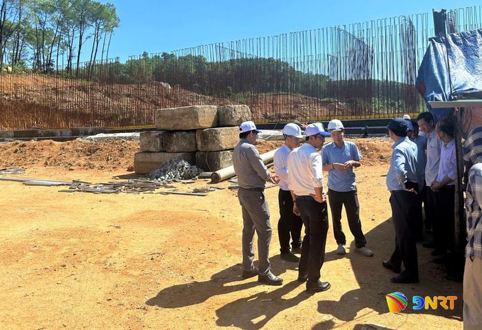 Đoàn giám sát kiểm tra tiến độ dự án xử lý chất thải sinh hoạt bằng phương pháp chôn lấp tại Khu xử lý chất thải rắn Nam Quảng Nam. Ảnh: ĐĂNG NGUYÊN