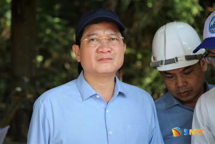 Phó Chủ tịch Thường trực HĐND thành phố Trần Phước Sơn chỉ đạo công tác xử lý chất thải rắn tại các điểm giám sát. Ảnh: ALĂNG NGƯỚC