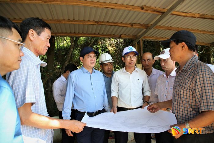 Phó Chủ tịch Thường trực HĐND thành phố Trần Phước Sơn kiểm tra công tác quản lý chất thải rắn tại Khu xử lý rác thải Tam Nghĩa. Ảnh: ALĂNG NGƯỚC