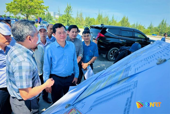 Phó Chủ tịch Thường trực HĐND thành phố Trần Phước Sơn (giữa) nghe báo cáo về Dự án Khu đô thị Chu Lai. Ảnh: ĐĂNG NGUYÊN