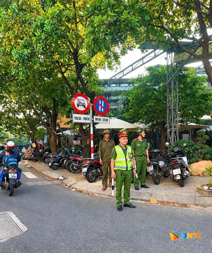 Lực lượng chức năng hướng dẫn người dân chấp hành phương án tổ chức giao thông trên đường Mẹ Suốt. Ảnh: KHÁNH HUYỀN