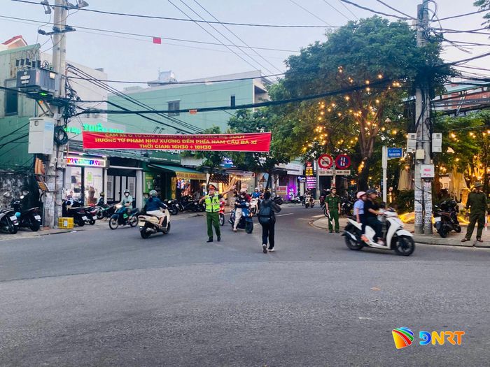 Lực lượng chức năng điều tiết giao thông tại khu vực cầu Bà Xí. Ảnh: KHÁNH HUYỀN