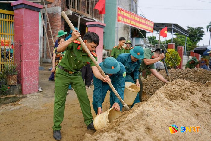 Các lực lượng quân đội, công an, dân quân tự vệ đang gấp rút thi công để hoàn thiện căn nhà cho ông Trần Danh Tiến. Ảnh: TRÂM ANH