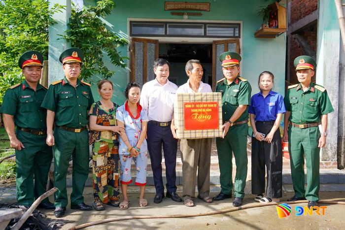 Lãnh đạo Bộ Chỉ huy Quân sự thành phố Đà Nẵng tặng quà cho gia đình ông Trần Danh Tiến. Ảnh: HOÀNG ĐẠO
