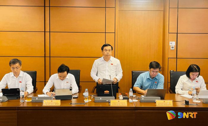 Đại biểu Quốc hội Vương Quốc Thắng thảo luận tại tổ. Ảnh: HỒNG CHÂU