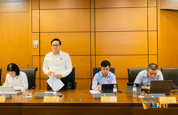 Đại biểu Quốc hội Phan Duy Anh thảo luận tại tổ. Ảnh: HỒNG CHÂU