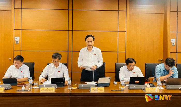 Đại biểu Nguyễn Duy Minh, Phó Trưởng đoàn chuyên trách Đoàn đại biểu Quốc hội thành phố Đà Nẵng thảo luận tại tổ. Ảnh: HỒNG CHÂU