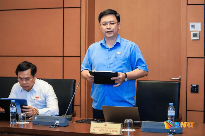 Đại biểu Quốc hội Nguyễn Hải Long thảo luận tại tổ. Ảnh: HỒNG CHÂU
