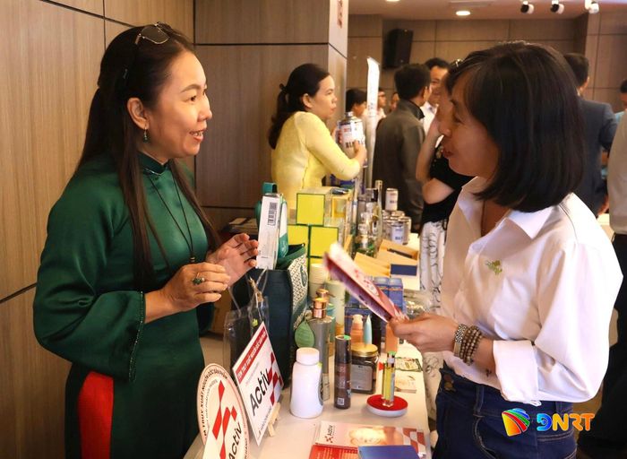 Các gian hàng triển lãm giúp doanh nghiệp tăng cường kết nối với các đối tác. Ảnh: MINH LÊ