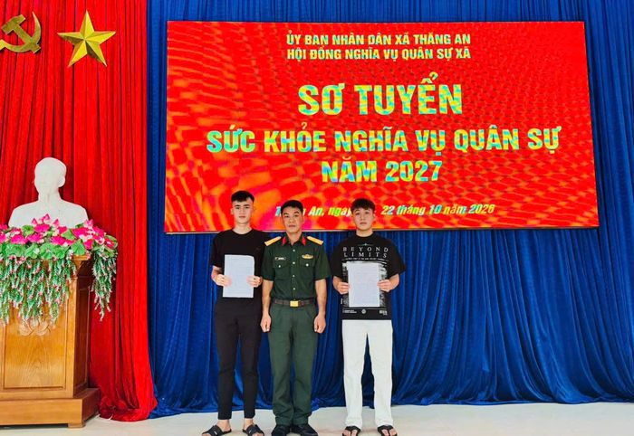 Tất cả 17 thanh niên tình nguyện nhập ngũ của xã Thăng An đều có kết quả sơ tuyển sức khỏe đạt chuẩn theo quy định. Ảnh: HỒNG NĂM
