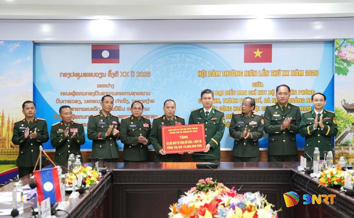 Đại tá Trần Tiến Hiền, Chỉ huy trưởng Bộ đội Biên phòng thành phố Đà Nẵng tặng quà cho Bộ Chỉ huy Quân sự tỉnh Sê Kông (Lào). Ảnh: HUỲNH CHÍN