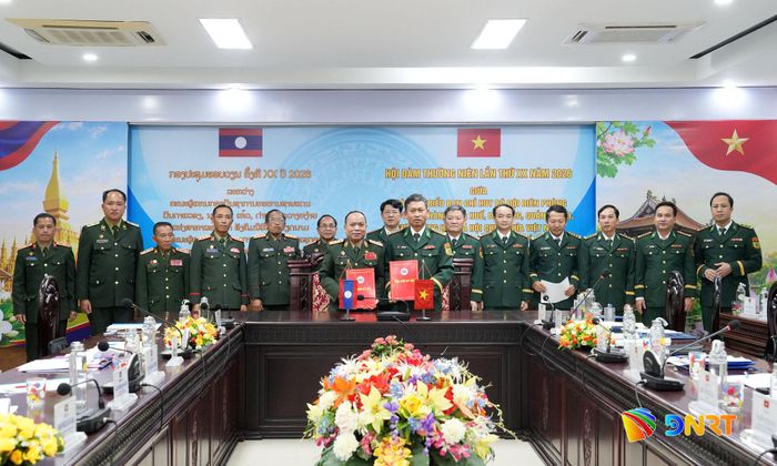 Các đơn vị trao biên bản ký kết hội đàm. Ảnh: HUỲNH CHÍN
