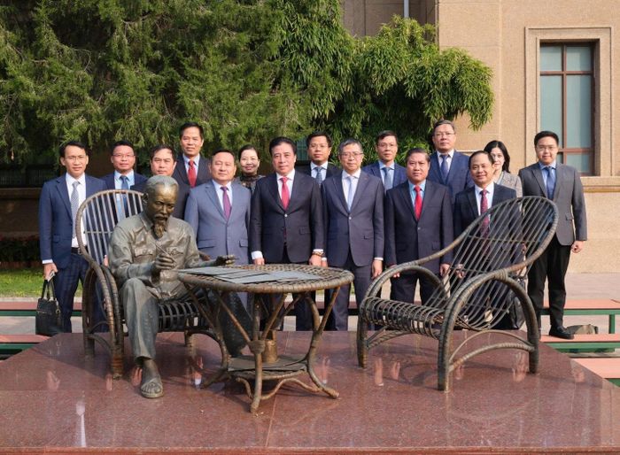 Đoàn công tác chụp ảnh lưu niệm trước Tượng Bác Hồ tại khuôn viên Đại sứ quán Việt Nam tại Bắc Kinh (Trung Quốc). Ảnh: ĐOÀN CÔNG TÁC