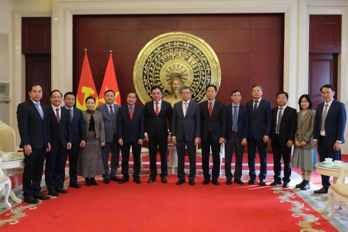 Các đại biểu chụp ảnh lưu niệm. Ảnh: ĐOÀN CÔNG TÁC