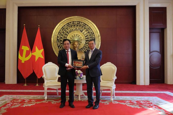 Phó Bí thư Thường trực Thành ủy Nguyễn Khắc Toàn (bên trái) tặng quà lưu niệm cho Đại sứ Phạm Thanh Bình. Ảnh: ĐOÀN CÔNG TÁC