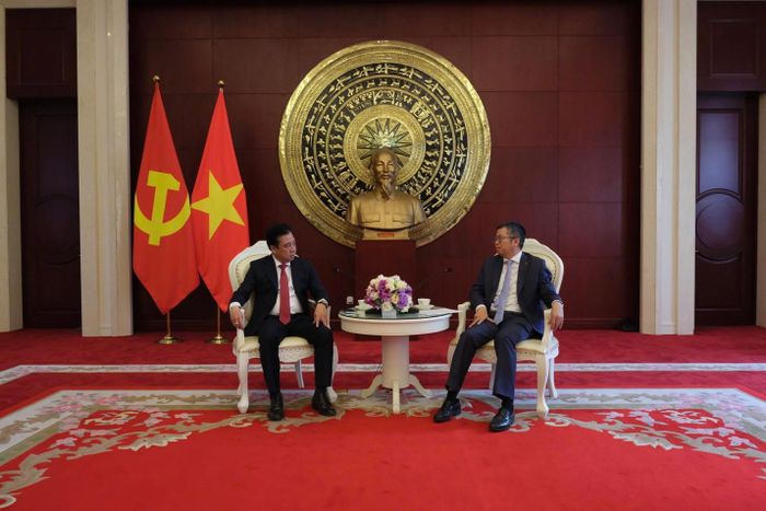 Phó Bí thư Thường trực Thành ủy Nguyễn Khắc Toàn (bên trái) làm việc với Đại sứ Phạm Thanh Bình. Ảnh: ĐOÀN CÔNG TÁC