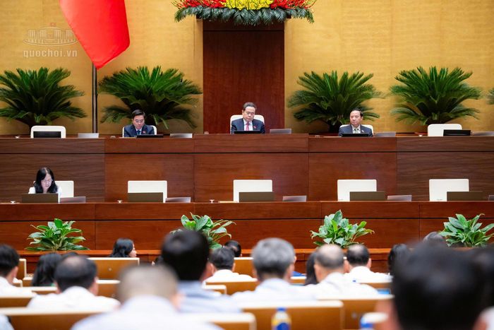 Đoàn chủ tọa tại phiên họp sáng 23/10 