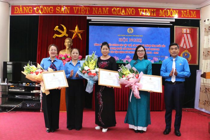 Lãnh đạo LĐLĐ tỉnh trao Bằng khen cho các tập thể có thành tích xuất sắc trong công tác nữ công giai đoạn 2010 - 2025.