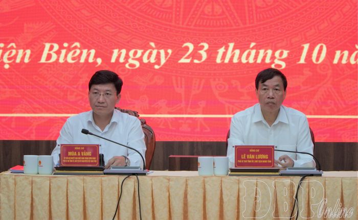 Các đồng chí: Lê Văn Lương, Phó Bí thư Tỉnh ủy, Chủ tịch UBND tỉnh; Mùa A Vảng, Ủy viên dự khuyết Ban Chấp hành Trung ương Đảng, Phó Bí thư Tỉnh ủy, Chủ tịch Ủy ban MTTQ Việt Nam tỉnh chủ trì hội nghị.