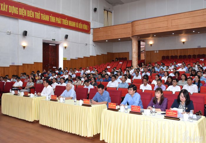 Đại biểu và học viên dự lễ bế giảng.