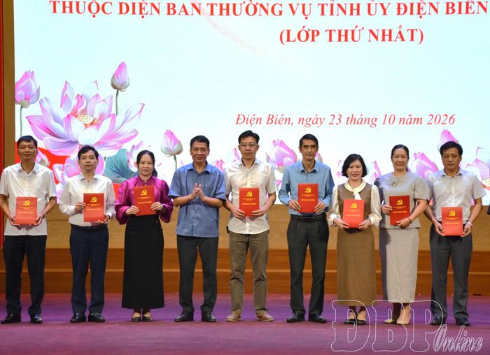 Học viên nhận chứng nhận hoàn thành lớp bồi dưỡng.