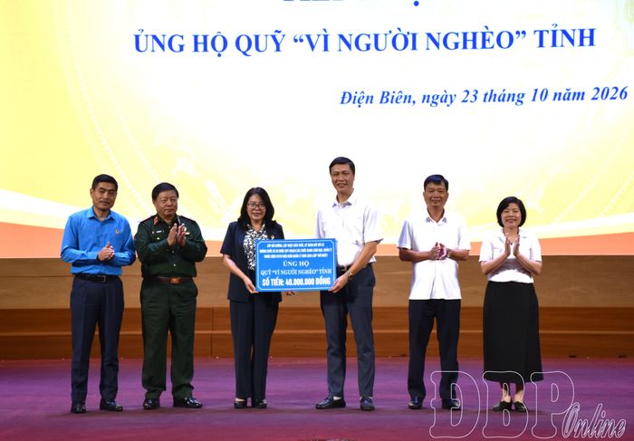 Ban Thường trực Ủy ban MTTQ Việt Nam tỉnh tiếp nhận ủng hộ 40 triệu đồng vào Quỹ “Vì người nghèo” của học viên lớp bồi dưỡng.