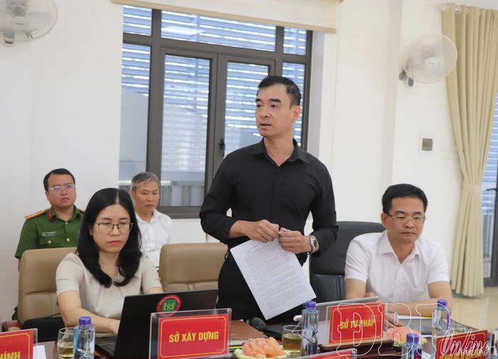 Lãnh đạo Sở Tư pháp tham gia ý kiến, làm rõ một số khó khăn, vướng mắc trong thực hiện thủ tục hành chính.