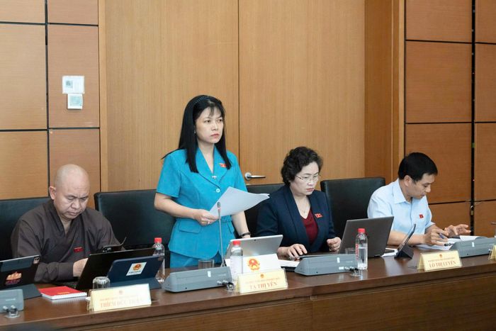 ĐBQH Tạ Thị Yên phát biểu ý kiến tại phiên thảo luận.