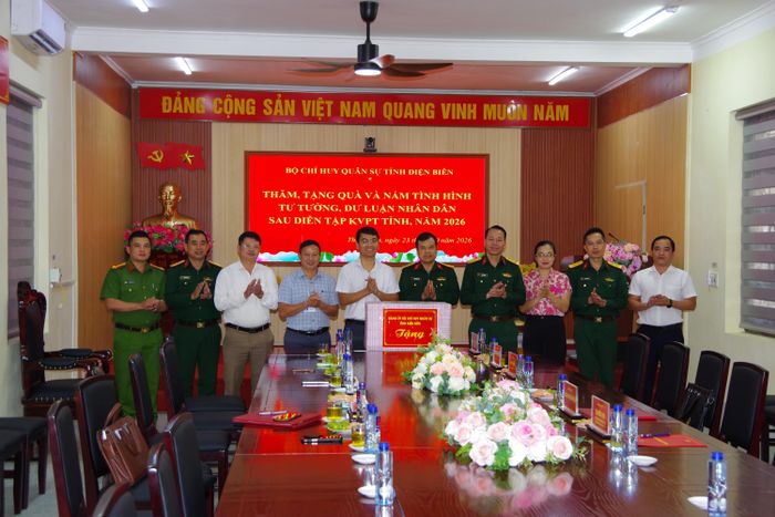 Đại tá Nguyễn Tiến Long tặng quà lãnh đạo xã Thanh Yên.