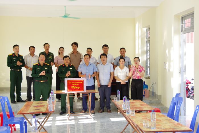 Đại tá Nguyễn Tiến Long trao quà đến nhân dân bản Chiềng Đông.